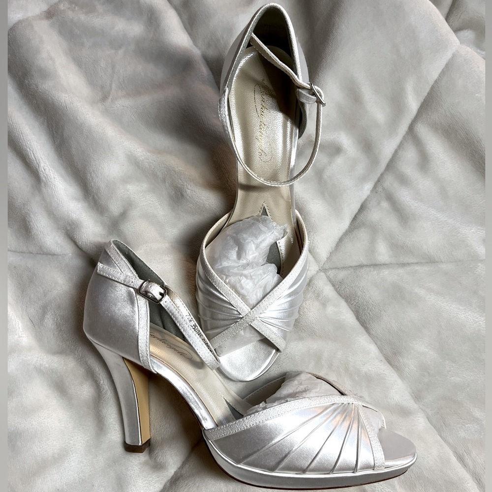 Michaelangelo Giselle white wedding pumps. Size 7 1/2.